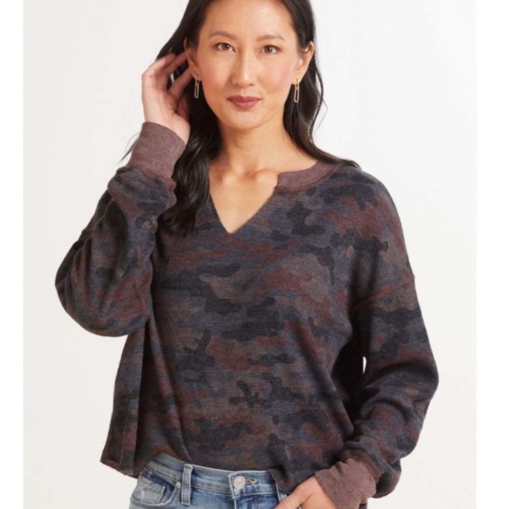Evereve Michael Stars Delia Notched Thermal Waffle Camo Top